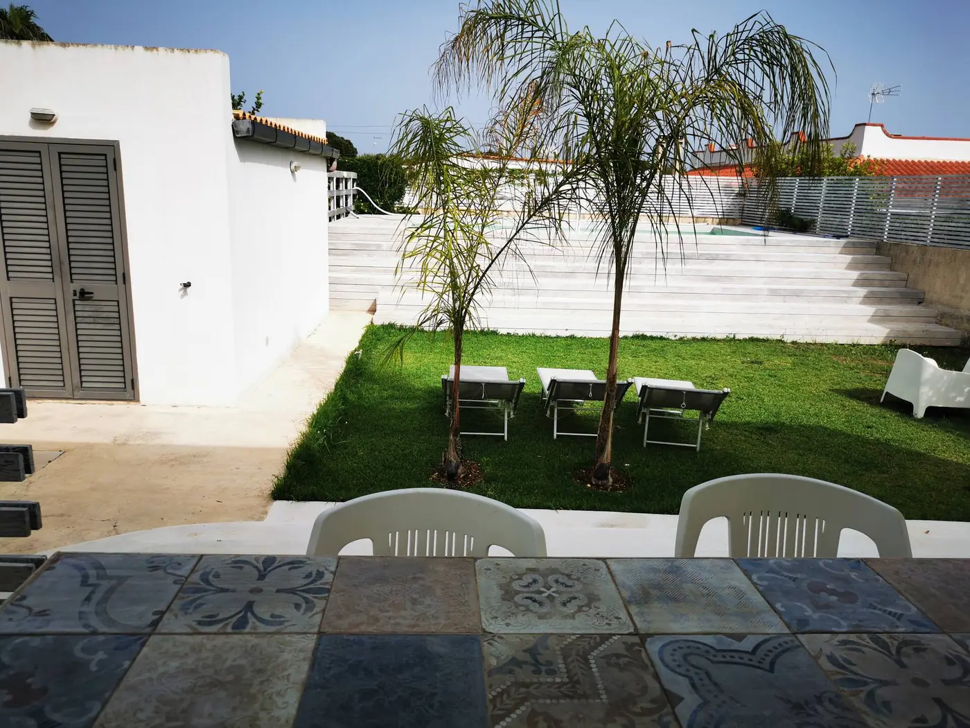 Il giardino con la tavola all'aperto