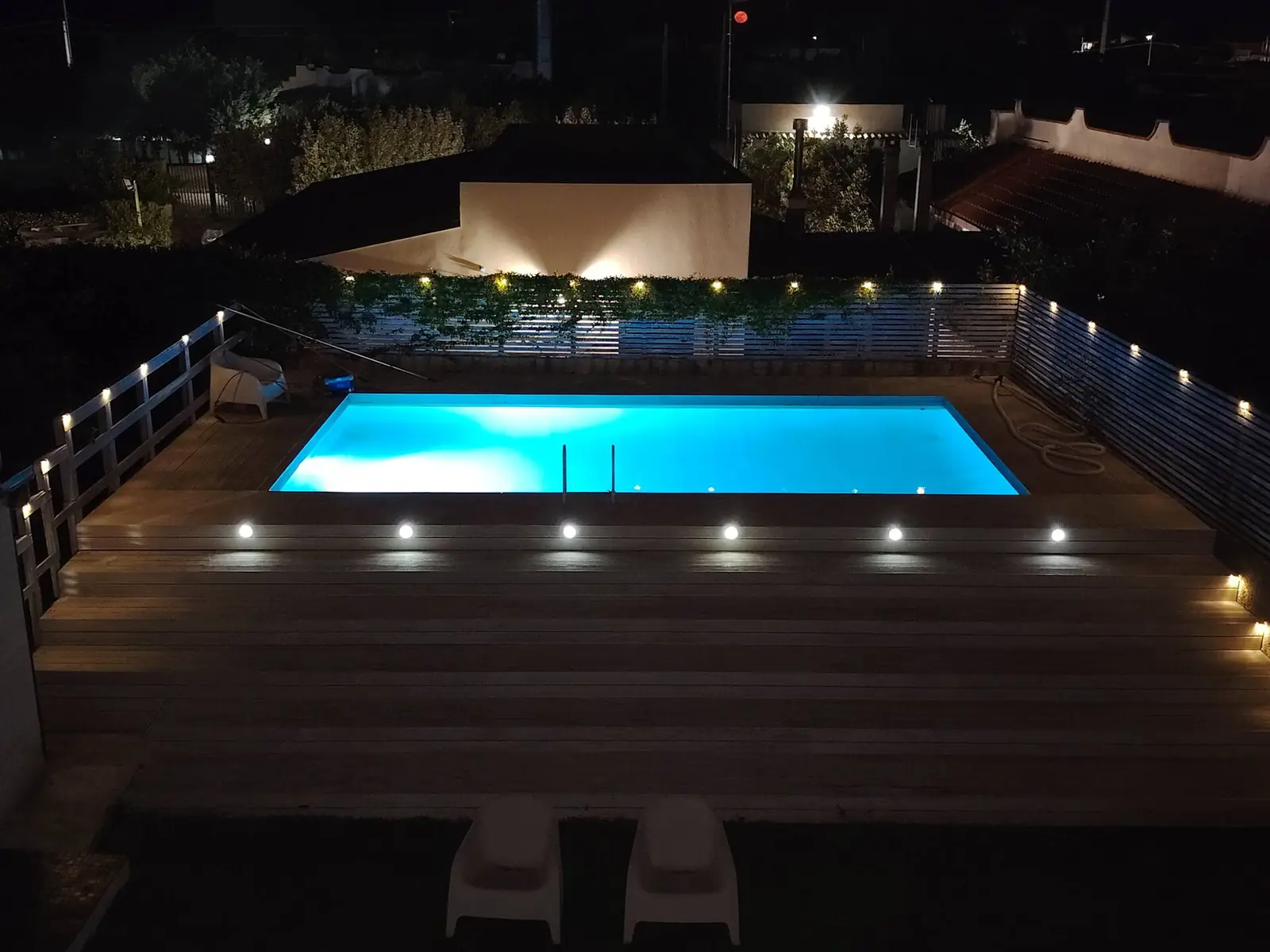La piscina illuminata di sera